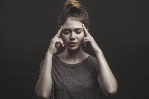 femme qui réfléchit