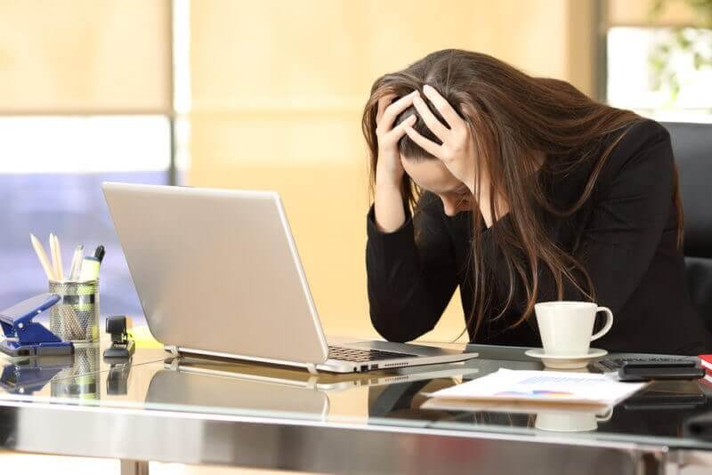 femme ayant du mal à gérer le stress au travail