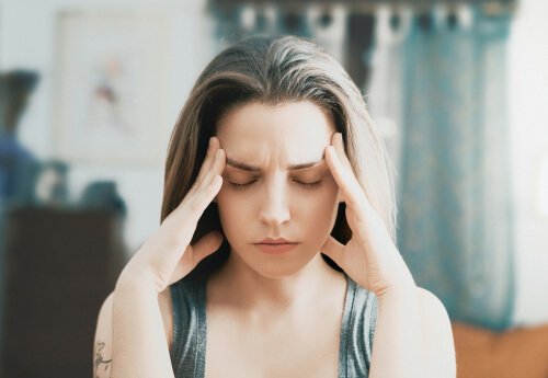 femme subissant un chaos émotionnel