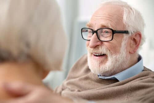 la stimulation cognitive chez un homme âgé