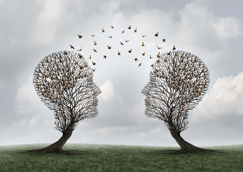oiseaux volant entre deux arbres en forme de tête