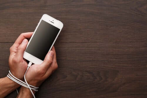 Parmi les nouvelles addictions observées figure l'addiction au téléphone portable
