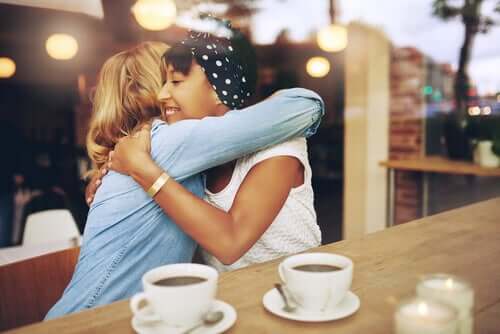 Des amies qui parviennent à se déconnecter et qui passent un moment ensemble au café