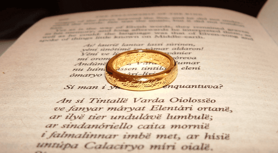 anneau sur livre de Tolkien