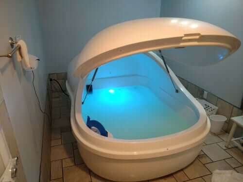 Un caisson d'isolation sensorielle installé dans une pièce