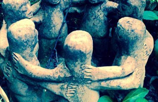 Un cercle de statues en pierre