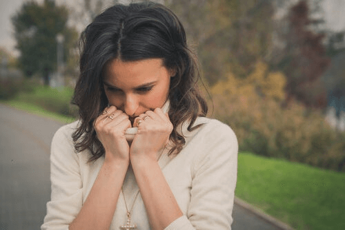 Une femme ayant des pensées irrationnelles qui l'angoissent