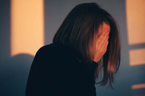 femme qui se cache le visage