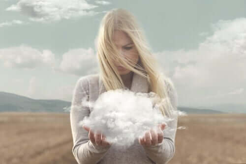 femme qui tient un nuage dans ses mains