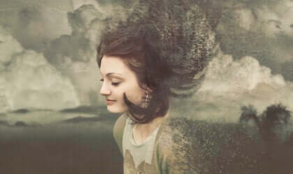 Une femme qui sourit