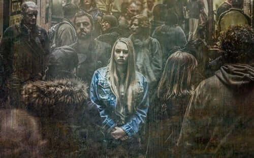 femme seule dans la foule