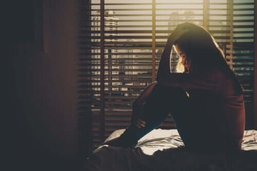 femme triste dans l'obscurité