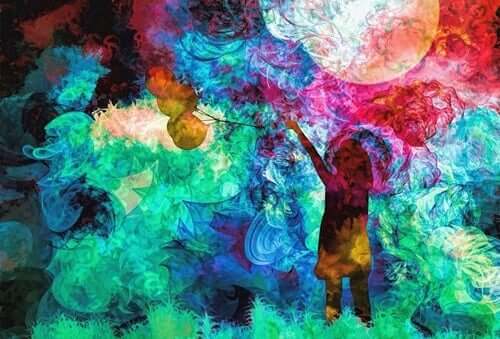 une fille joue avec un ballon