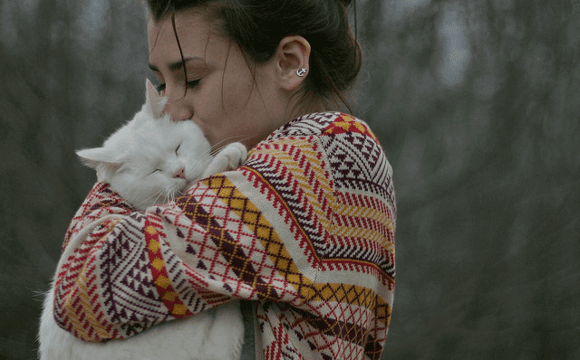 femme ressentant le kama muta envers son chat