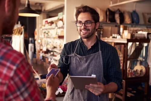 Un vendeur dans un boutique