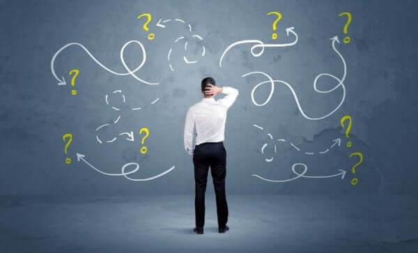 un homme s'interroge sur la synectique