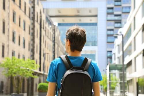 Jeune homme qui s'adonne à la vie à l'étranger