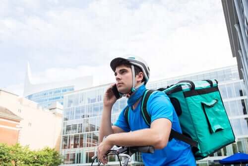 Un livreur à vélo, exemple de l'économie des petits boulots