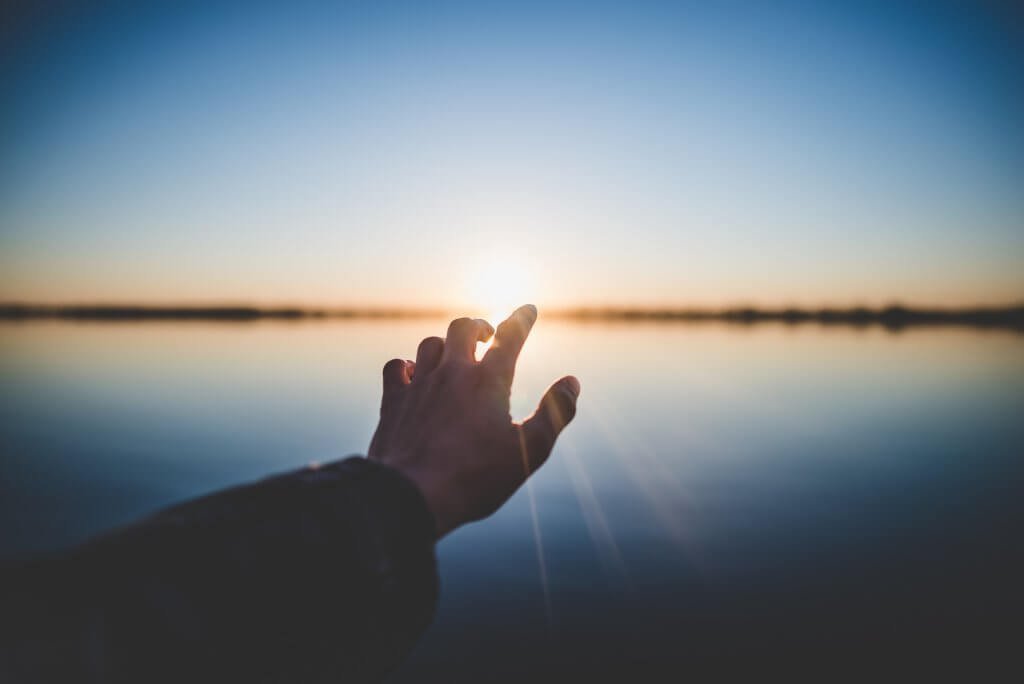 main devant le soleil