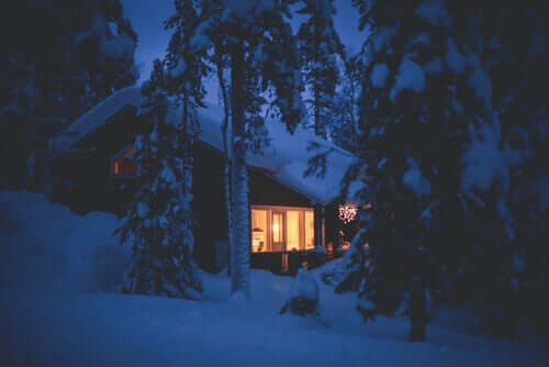Une maison sous la neige