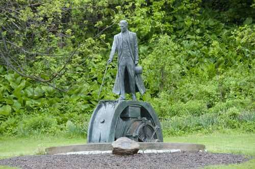 Une statue de Nikola Tesla