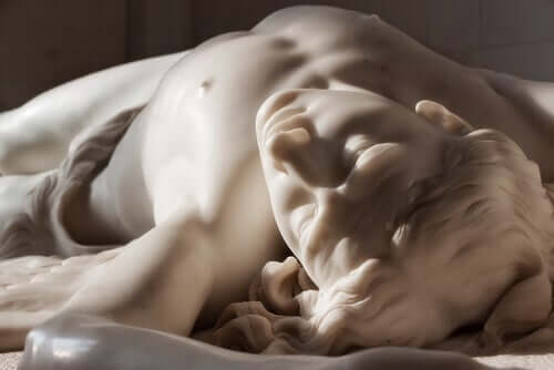 statue allongée
