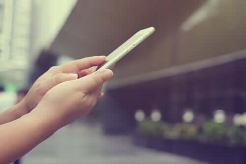Une personne qui utilise son téléphone portable