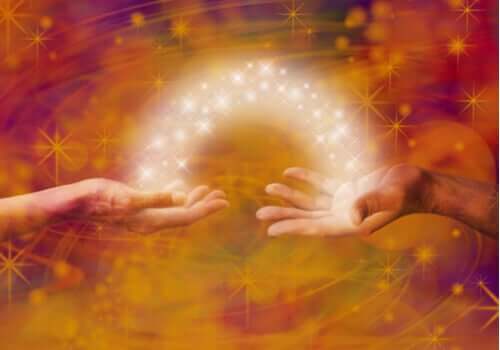 Transfert d'énergie via les mains