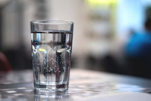 Un verre rempli d'eau