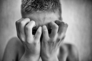 Qu'est-ce-que la paranoïa et pourquoi nous fait-elle du mal?