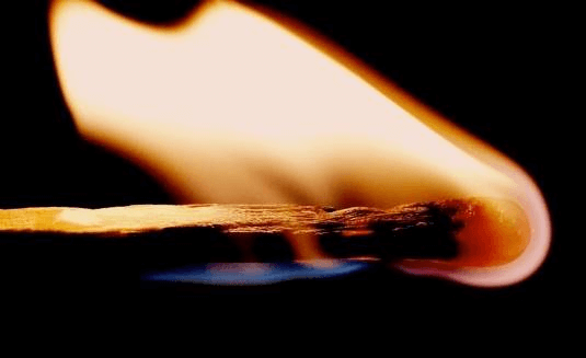 Une allumette qui se consume