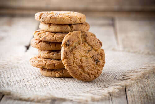 Une pile de biscuits