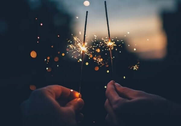 Deux mains tiennent chacune une bougie