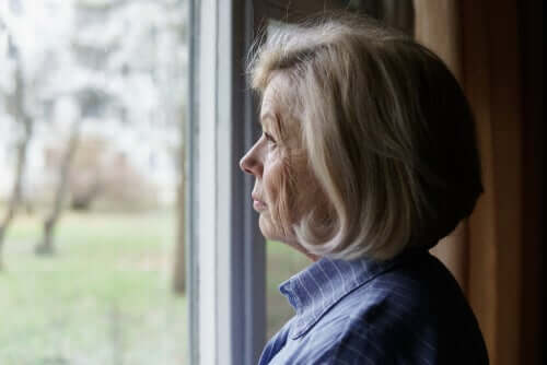 Une dame à l'air pensif qui regarde par la fenêtre