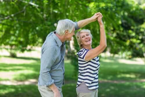 Un couple âgé qui danse