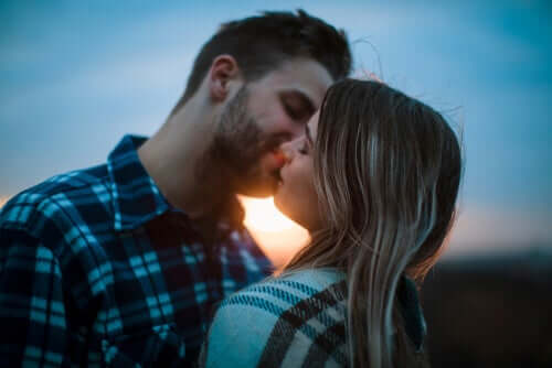 Un couple dans la passion romantique