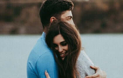 Un couple de millennials qui s'enlace