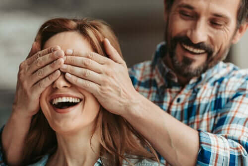 Un homme qui fait une surprise à sa compagne