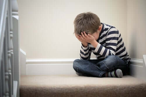 Un enfant qui pleure, envahi par la phobie scolaire