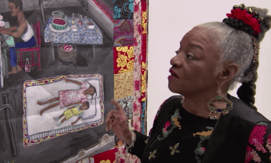 Faith Ringgold devant l'une de ses courtepointes