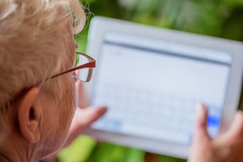 Une femme âgée sur sa tablette