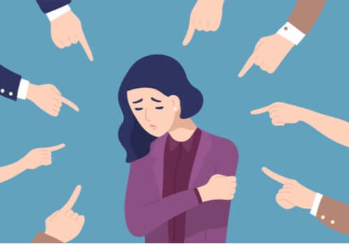 Une femme pointée du doigt, ce qui éveille ses boutons émotionnels