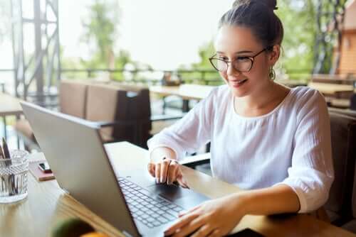 Une femme en train de consulter son ordinateur