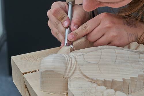 Une femme en train de sculpter