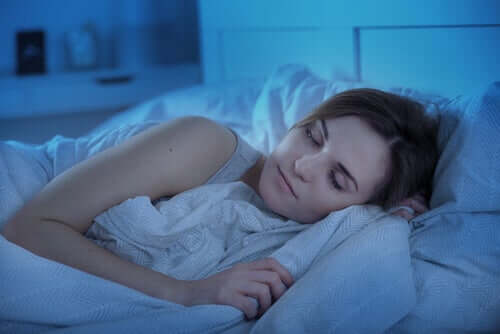 Une femme qui dort dans son lit