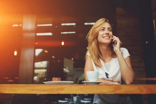 Une femme qui est en train de téléphoner