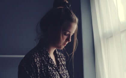 Une fille qui baisse la tête