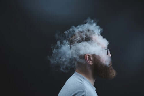 La tête d'un homme entourée de fumée