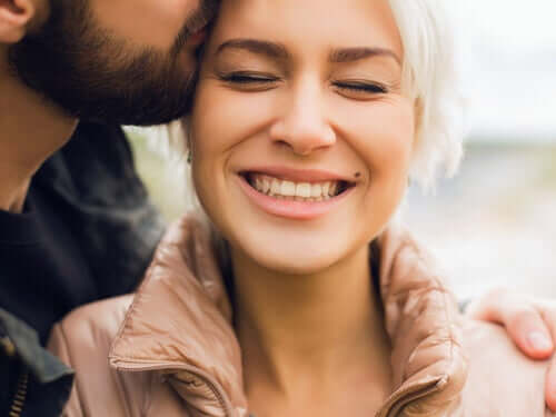Un homme qui fait un bisou à une femme
