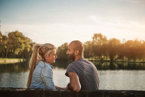 Un homme et une femme qui se regardent en souriant